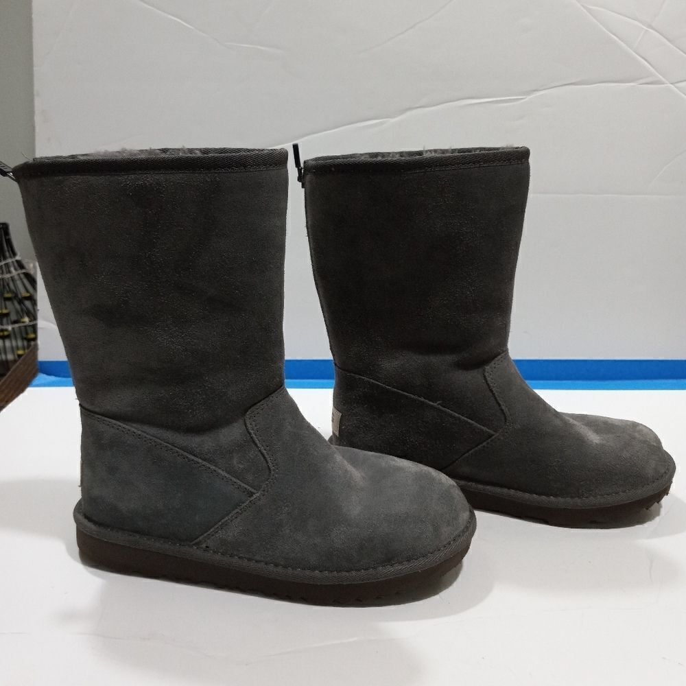 UGG Classic Short II - Picture 2 of 12